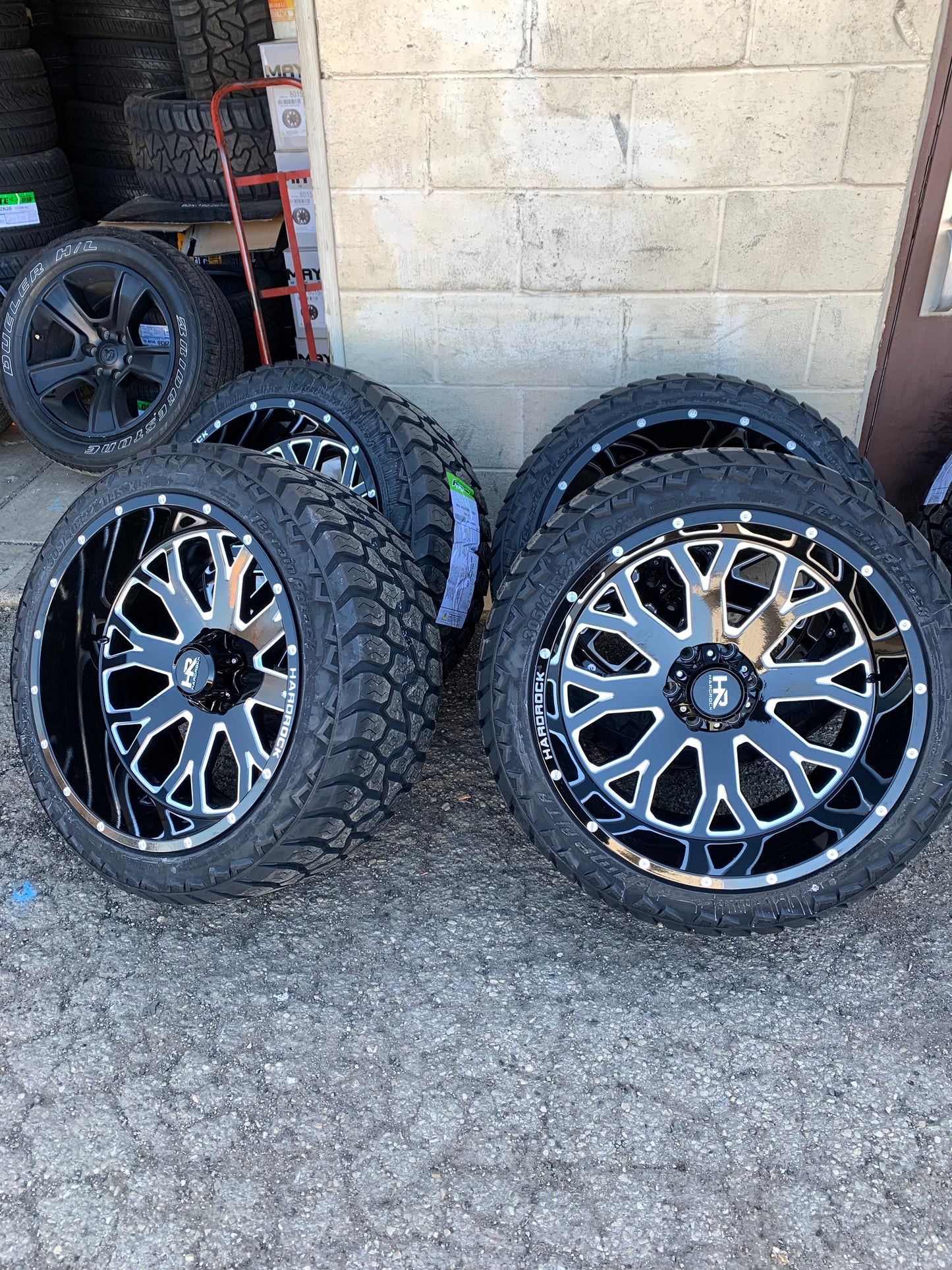 Hardrock Off-road 22" Black for Ford F150 with AMP Tire